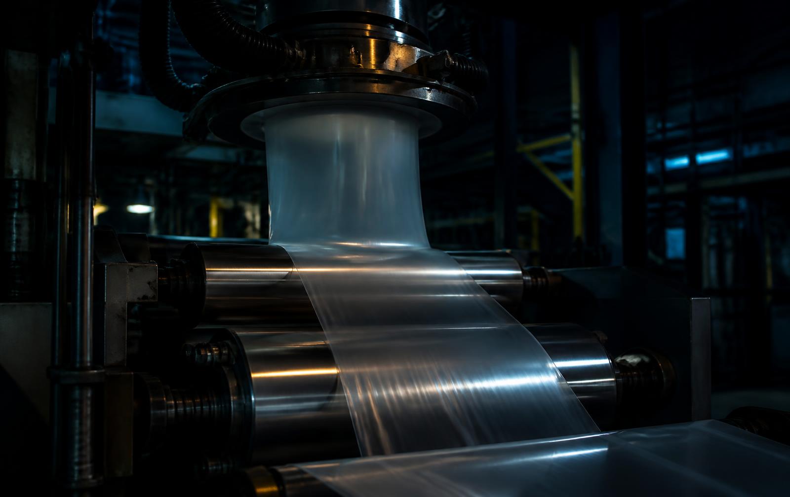 Film extrusion line with cooling rollers